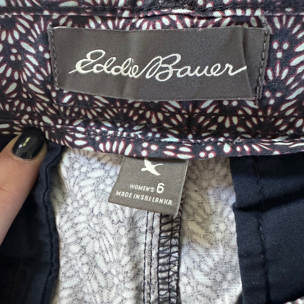 Women's Eddie Bauer Geometric Print Stretch Chino 5” Shorts 6 Gray/Red/Silver - Picture 2 of 9
